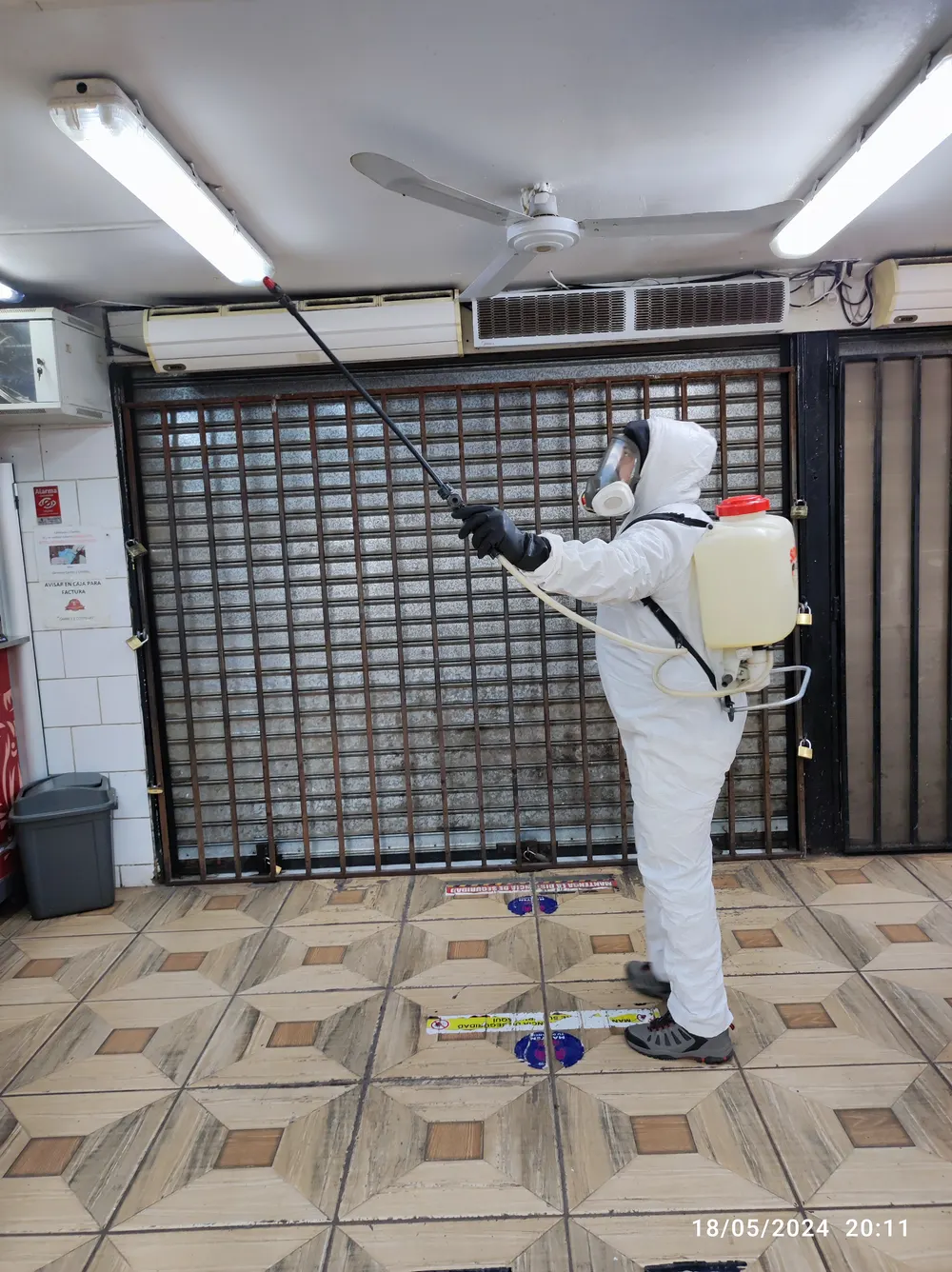 Sanitización del interior de una carnicería con equipo profesional